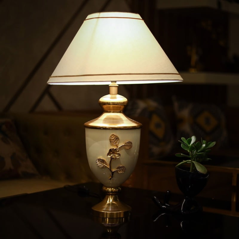 Traditional Elegance: Ornate Table Lamp with rich colors for Home Décor